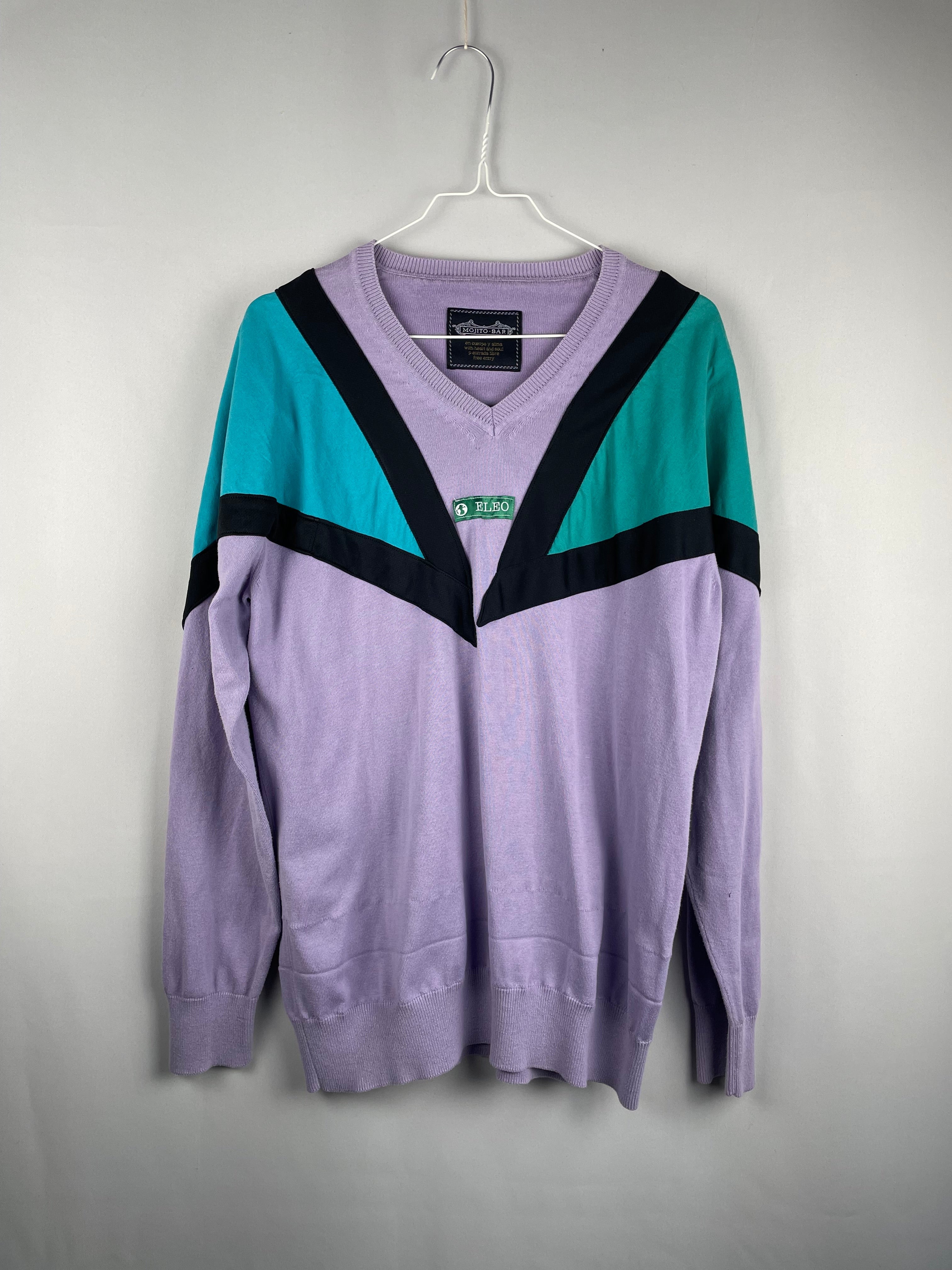 Fliederfarbener Pulli mit Schulteraufsätzen