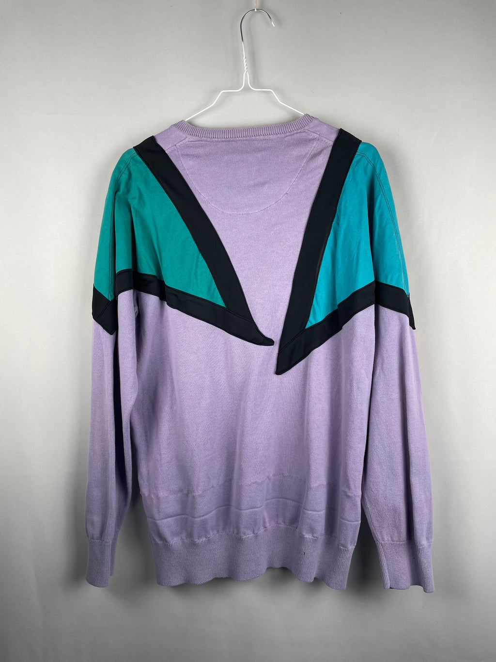 Fliederfarbener Pulli mit Schulteraufsätzen