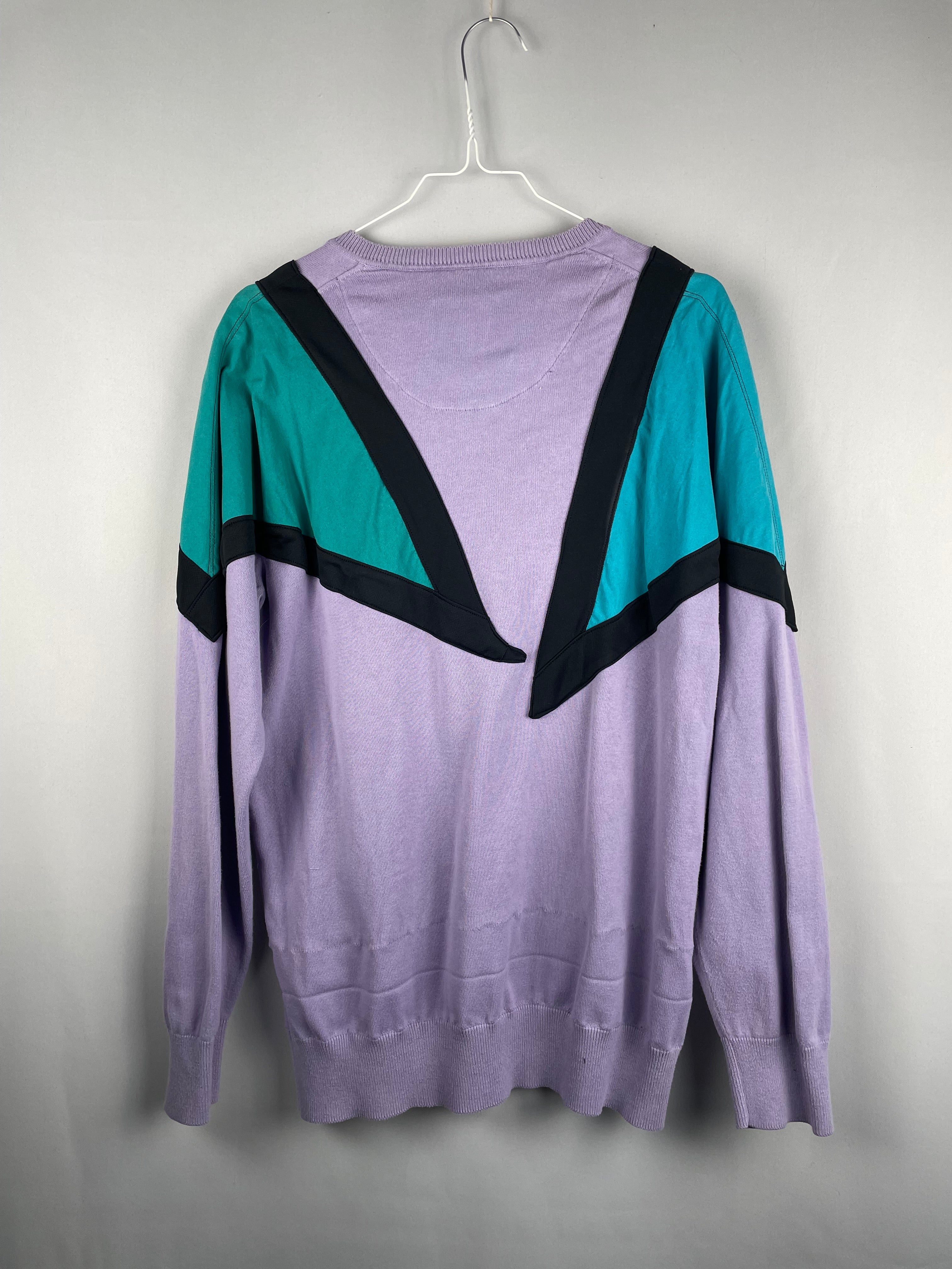 Fliederfarbener Pulli mit Schulteraufsätzen