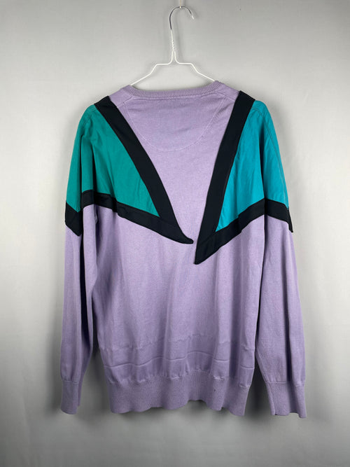 Fliederfarbener Pulli mit Schulteraufsätzen