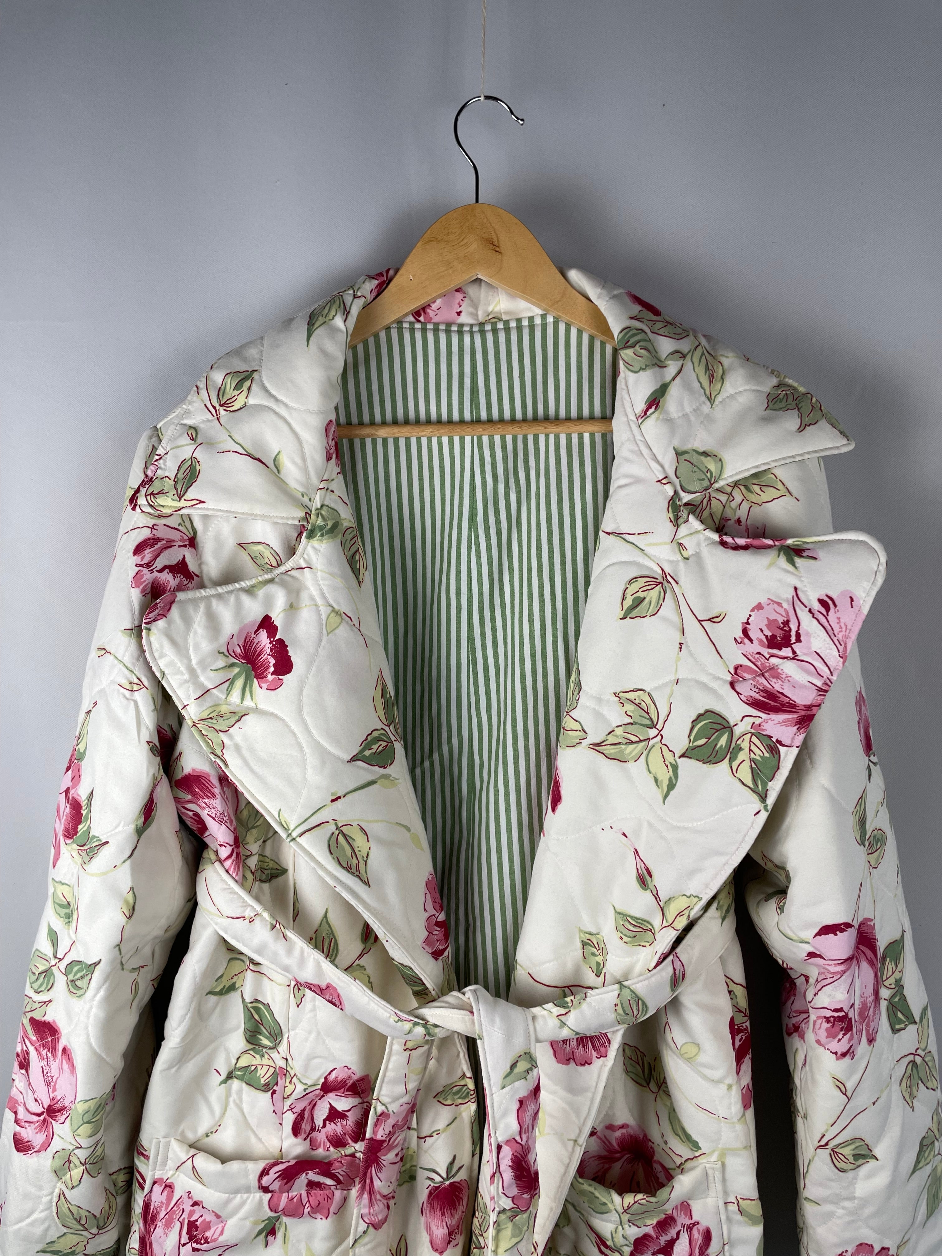 Knielanger Mantel mit Rosenprint